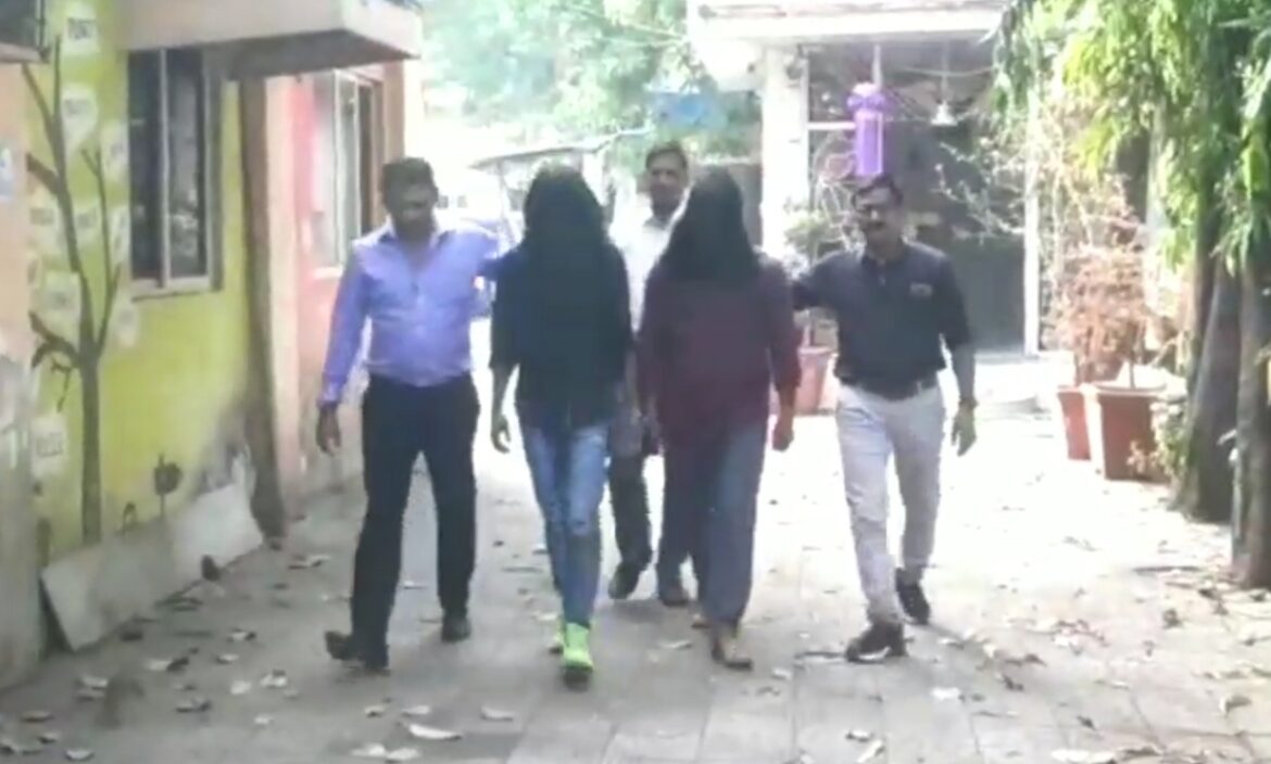 हप्ता वसूली करने वाले दो लोगो को गोरेगांव पुलिस ने  रंगे हाथों किया गिरफ्तार।