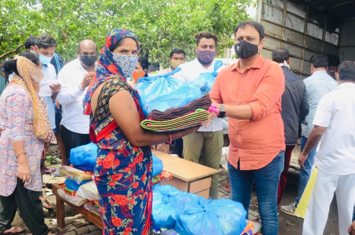 भरपावसात शिवसेनेचे मदतकार्य, नागरिकांना जीवनावश्यक वस्तूंचे वाटप।