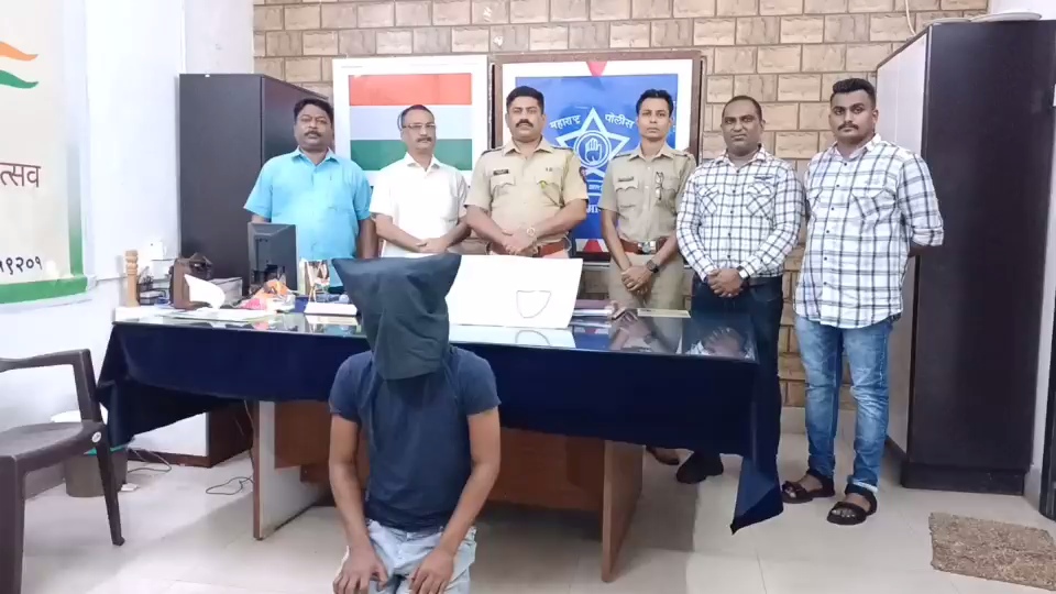 चलती ट्रेन में चैन स्नैचिंग करने वाले स्नैचर को बोरीवली जीआरपी ने किया गिरफ्तार।