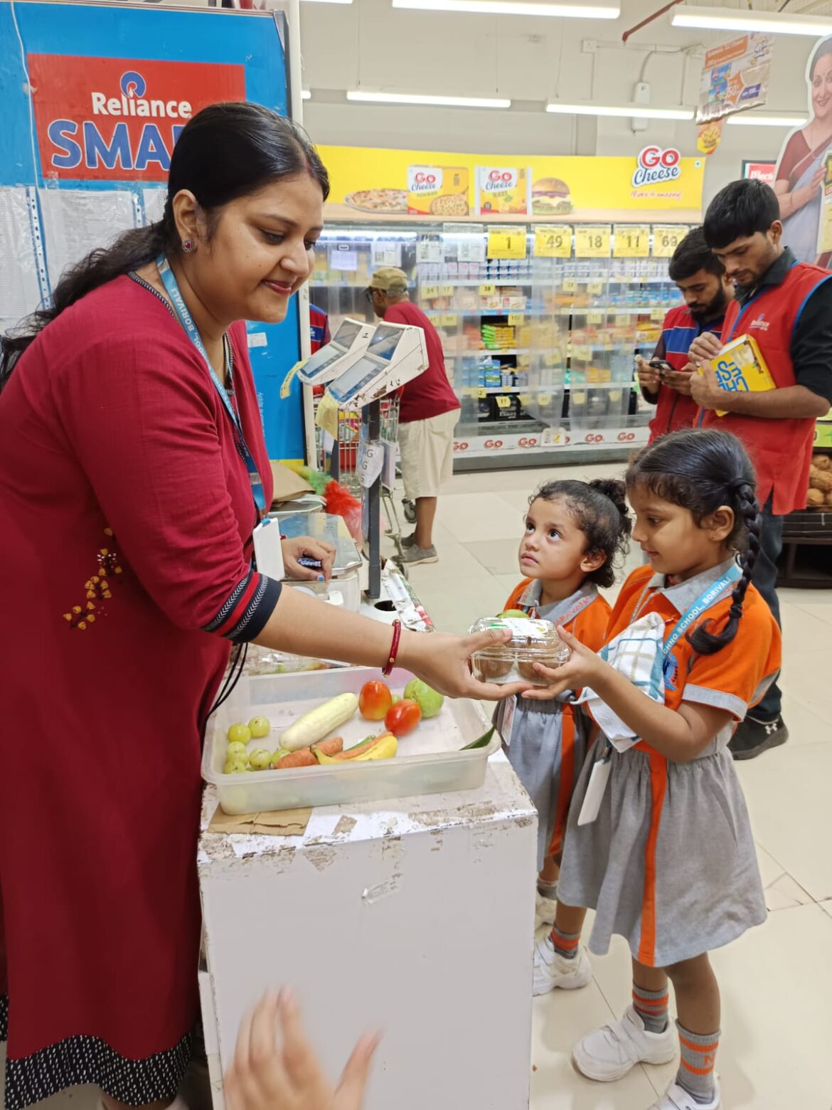 Narayana e techno Borivali students visit shopping mall learning “People Who Help Us”.