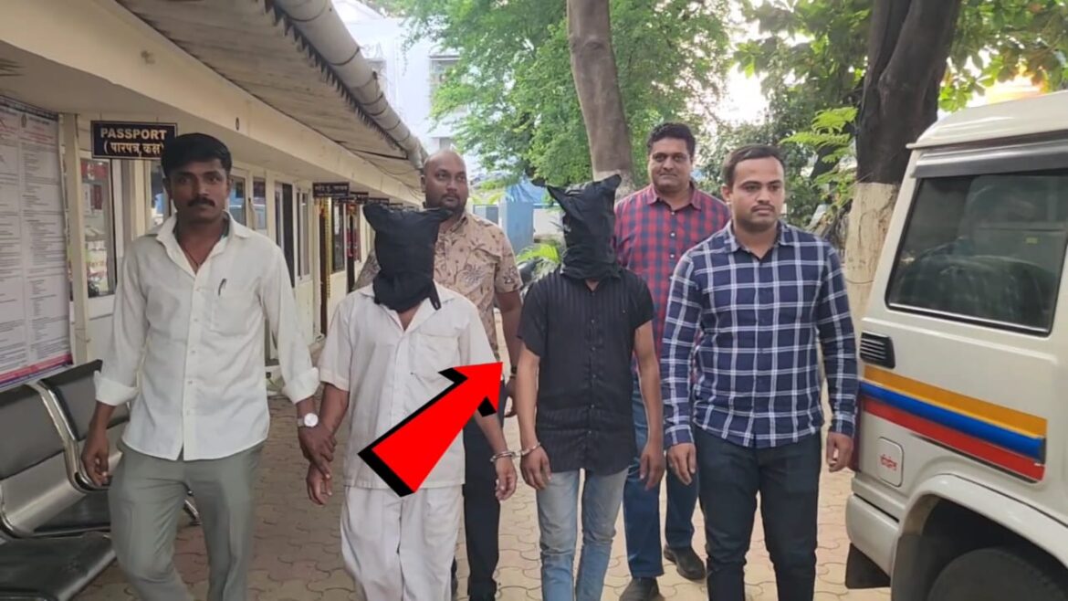 शटर तोड़कर चोरी करने वाले दो शातिर आरोपियों को कस्तूरबा पुलिस ने किया गिरफ्तार।